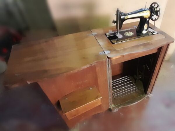 Máquina de coser marca Singer antigua, con mueble para restaurar