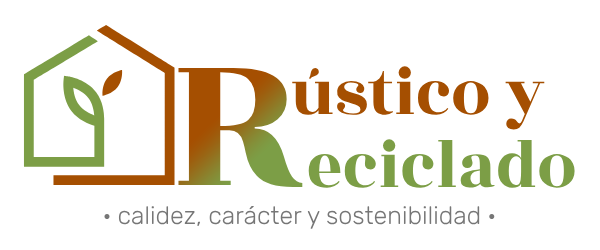 Logotipo de Rústico y Reciclado: silueta de casa verde y marrón con hojas de planta formando parte de la silueta, y el texto "Rústico y Reciclado: Calidez, carácter y sotenibilidad"